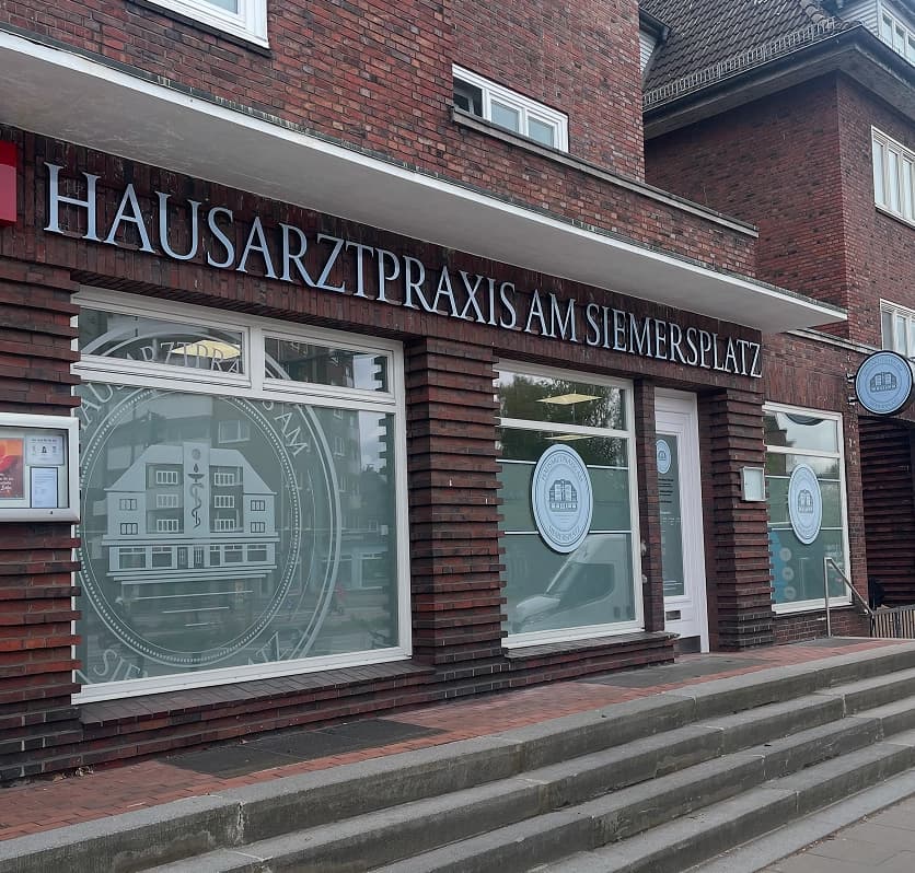 Folierung bei Hausarztpraxis am Siemersplatz — Projekt von MS Folien und Werbetechnik