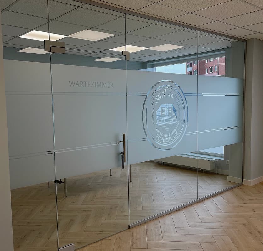 Folierung bei Hausarztpraxis am Siemersplatz — Projekt von MS Folien und Werbetechnik