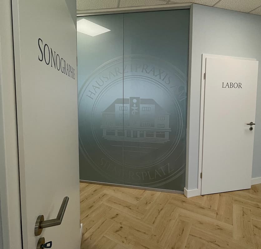 Folierung bei Hausarztpraxis am Siemersplatz — Projekt von MS Folien und Werbetechnik