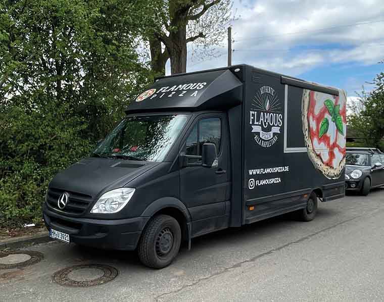 Vorher Seitenansicht eines Beklebten Foodtrucks aus Hamburg