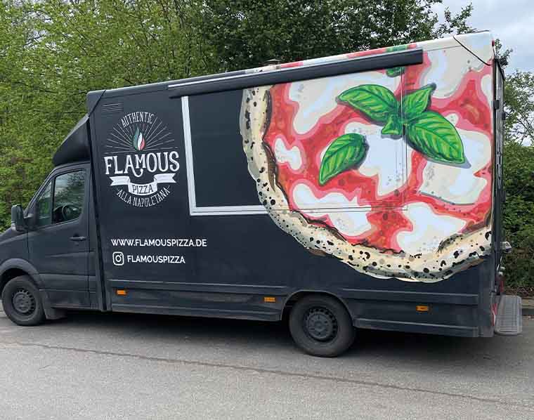 Seite eines Beschrifteten Food Truck aus Hamburg mit Pizza Motiv